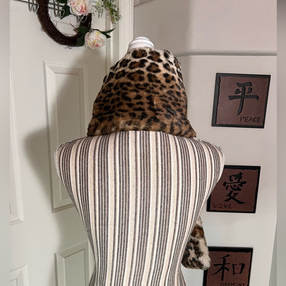 CAbi NWT $69 Brown Leopard Bundle Up One Size Wrap scarf - Picture 7 of 14